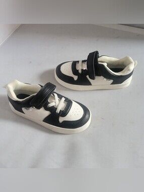 OshKosh Boys Isak Black/White Toddler shoe size 11M